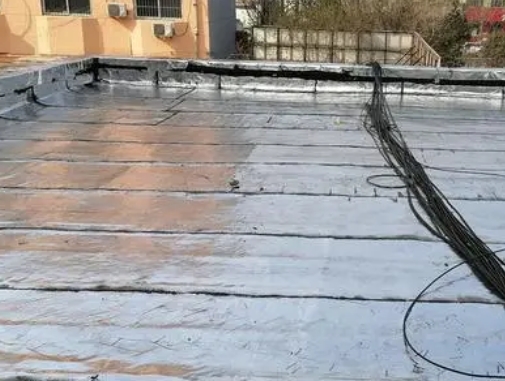 南木林卫生间漏水维修公司分享下南木林屋面楼顶防水刚性防水层施工要点。